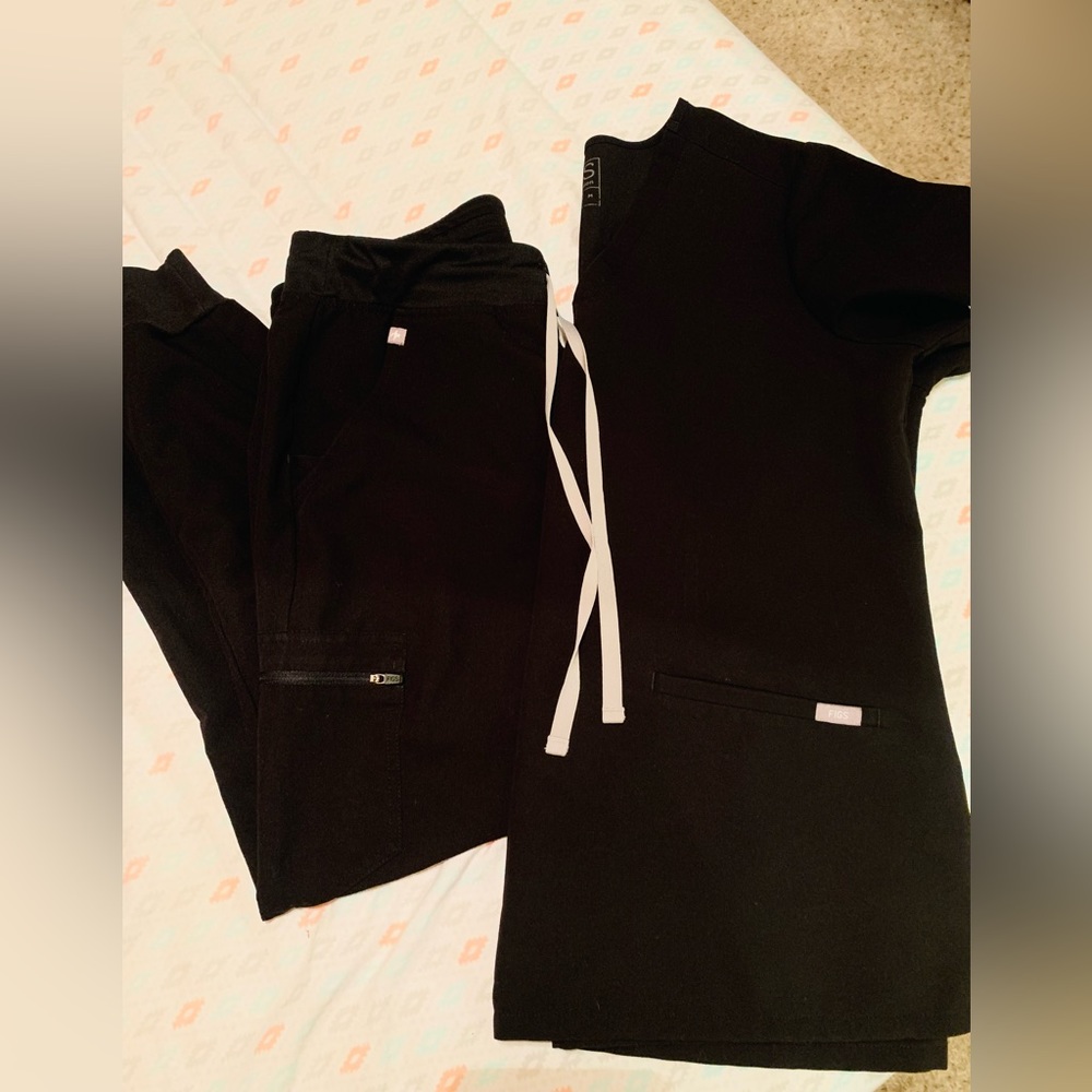 Black M FIGS Scrub Set